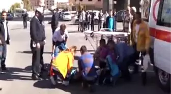 Ticari taksi ile motosiklet çarpıştı: 2 yaralı