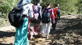 Okula Gitmek İçin 10 Kilometre Yürüyorlar