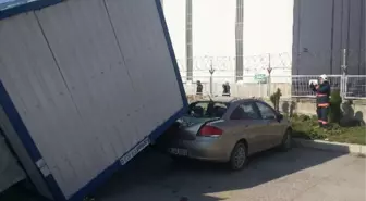 Aşırı Hız Yapan Tır Park Halindeki Araçların Üstüne Uçtu