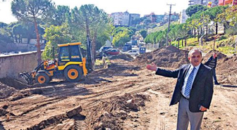 CHP'li Belediye Başkanı Gönenç, Bergama'da Ağaçları Kesti
