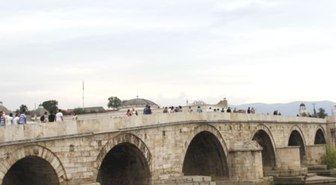 Vardar Nehri'ni Gerdanlık Gibi Süsleyen Yapı: Taş Köprü