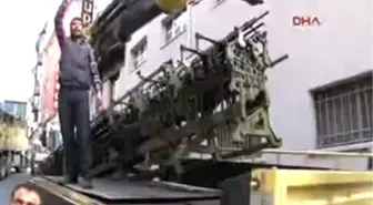 Kazova İşçileri Fabrikadaki Makinelere El Koydu
