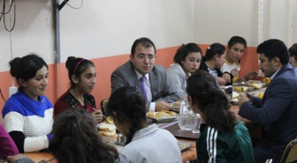 Selim Kaymakamı Kız Yurdu'nda Öğrencilerle Akşam Yemeği Yedi