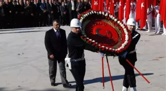 Cumhuriyet Bayramı, Çelenk Sunma ile Başladı