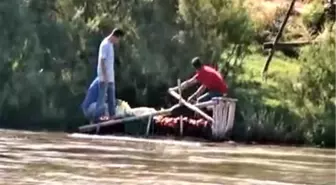 Dicle Nehri'nden karşıya keleklerle geçiyorlar