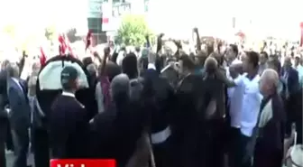 İzmir'de Çelenk Krizi