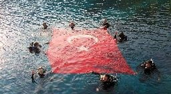 Denizin 30 Metre Dibinde Cumhuriyet Coşkusu