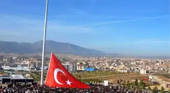 Dev Türk Bayrağı Göndere Çekildi