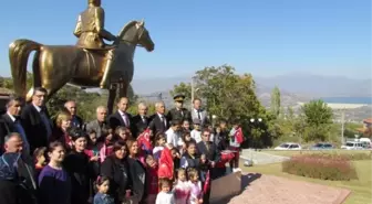 Beydağ Belediyesi'nden 5 Metrelik Atatürk Anıtı