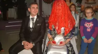 Düğünlerde Kına Geleneğini Yaşatıyorlar