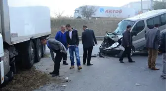 İzmir'de Yoğun Sis Kazası: 5'i Öğrenci, 8 Yaralı