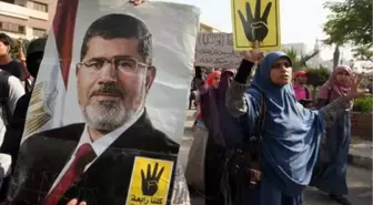 Mursi İlk Kez Hakim Karşısına Çıktı