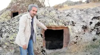 Tunceli'de 4 Bin Yıllık Mezarlar Ahır Olarak Kullanılıyor