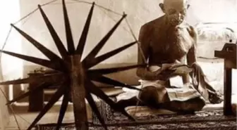 Gandi'nin İplik Eğirmek İçin Kullandığı Çıkrık, 180 Bin Dolara Satıldı