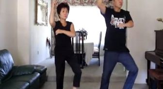 Koreli Anne ve Oğlunun Gangnam Style Dansı Büyüledi