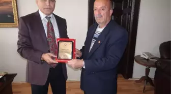 Muhtar'dan Korkut'a Hizmet Plaketi