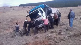 Konya'da Park Halindeyken Hareket Eden Kamyon Uçurumda Durdu