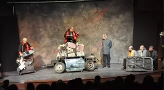 'Söz Meclisten İçeri' Adlı Oyun Düzce'de Sahnelendi