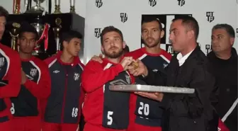 Aydınspor Taraftarlarından Futbolculara Baklava İkramı