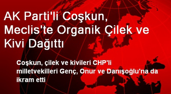 AK Parti'li Coşkun, Meclis'te Organik Çilek ve Kivi Dağıttı