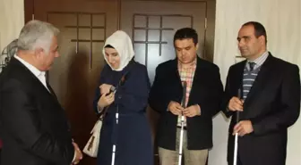 Başkan Özden, Görme Engellilere Baston ve Konuşan Saat Hediye Etti
