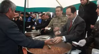 Hakkari Polisi Vatandaşlara Aşure Dağıttı