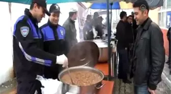 Hakkari polisi, vatandaşlara aşure dağıttı