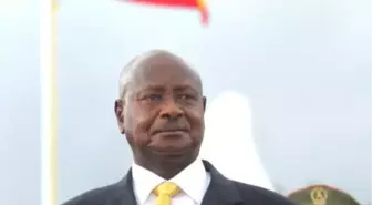 Uganda Devlet Başkanı Museveni, Halkın Önünde Hıv Testi Yaptırdı