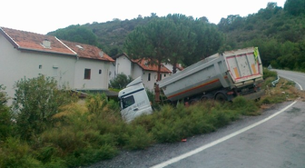 Yoldan Çıkan Kamyon, Sahil Evinin Bahçesine Daldı