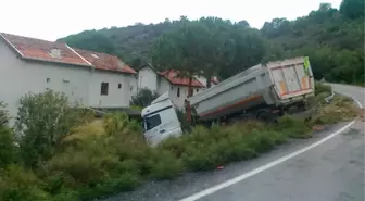 Yoldan Çıkan Kamyon, Sahil Evinin Bahçesine Daldı