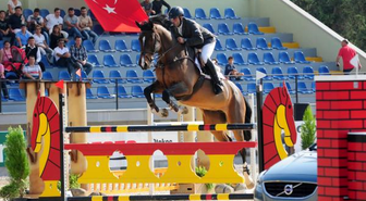 Adana'da Atatürk Kupası Binicilik Yarışları Yapıldı