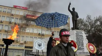 Çocuklar Askerler Islanmasın Diye Şemsiye Tuttu