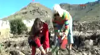 Ata? Yı Fidan Dikerek Andılar