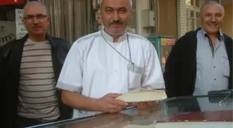 Burhaniye'de Seyyar Tatlıcının Kitap Tutkusu