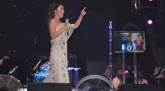 Ebru Gündeş'e Elit Koro