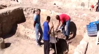 Kale kazılarında yakın muharebe silahı küçük toplar bulundu