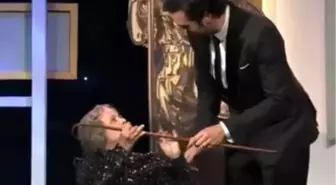 Ünlü Komedyen 87 Yaşındaki Kadını Sahneden Aşağıya Düşürdü