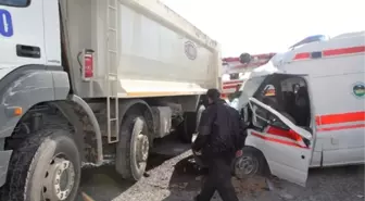 Hasta Taşıyan Ambulans Kaza Yaptı: 4 Yaralı