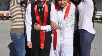 Üniversitelilerden Temsili Nikah Töreniyle Protesto