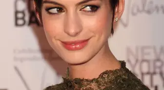 Anne Hathaway'e Bir Haller Oldu