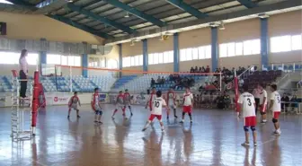 Korkuteli'nde Genç Erkekler ve Kızlar Voleybol Müsabakaları Devam Ediyor