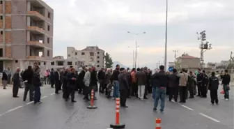 Baz İstasyonuna Kızıp Yolu Trafiğe Kapattılar