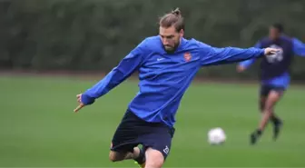 Bendtner Ara Transferi Bekliyor