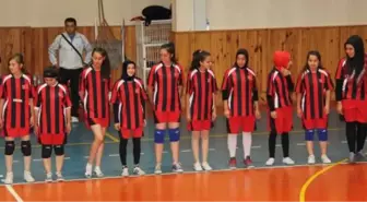 Burdur İmam Hatip Lisesi Voleybol Kız Takımı, Maça Türbanla Çıktı