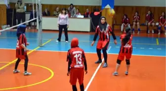 Liseli Voleybolcular İlk Kez Başörtüleriyle Sahaya Çıktı