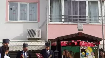 Minikler Gazi Dedelerine Türk Bayrağı Hediye Etti