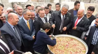 Vali Tekinarslan Çocuklara Aşure Dağıttı