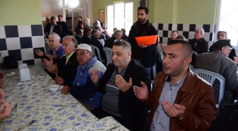 Akhisar Cemevi Vatandaşa Aşure Dağıttı