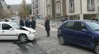 Bilecik'te İki Otomobil Çarpıştı: 3 Yaralı
