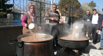 Cemevinde 10 Bin Kişiye Aşure Dağıtıldı